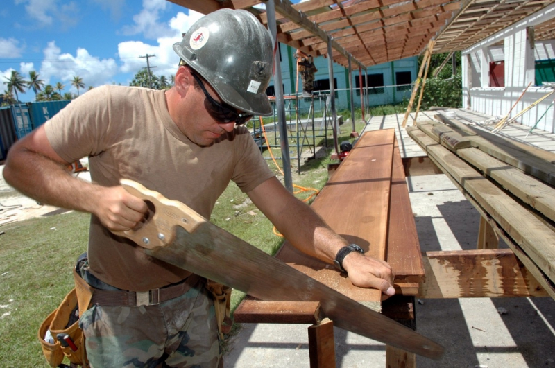 ebeniste-COARAZE-min_worker_construction_building_carpenter_male_job_build_helmet-893290